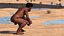 Homo Erectus armato di pelliccia