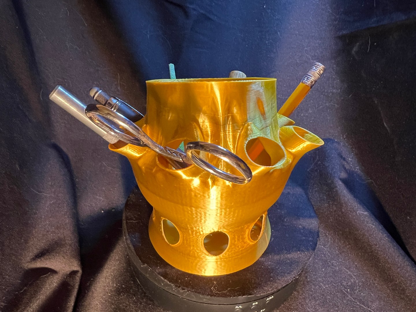 3D Abstract Squid-Shaped Brush Holder https://p.turbosquid.com/ts-thumb/Qr/9oFEk6/96/img_6361/jpg/1750189404/1920x1080/fit_q87/22b7a9b250873f1c23e4146861792c4c93288f37/img_6361.jpg