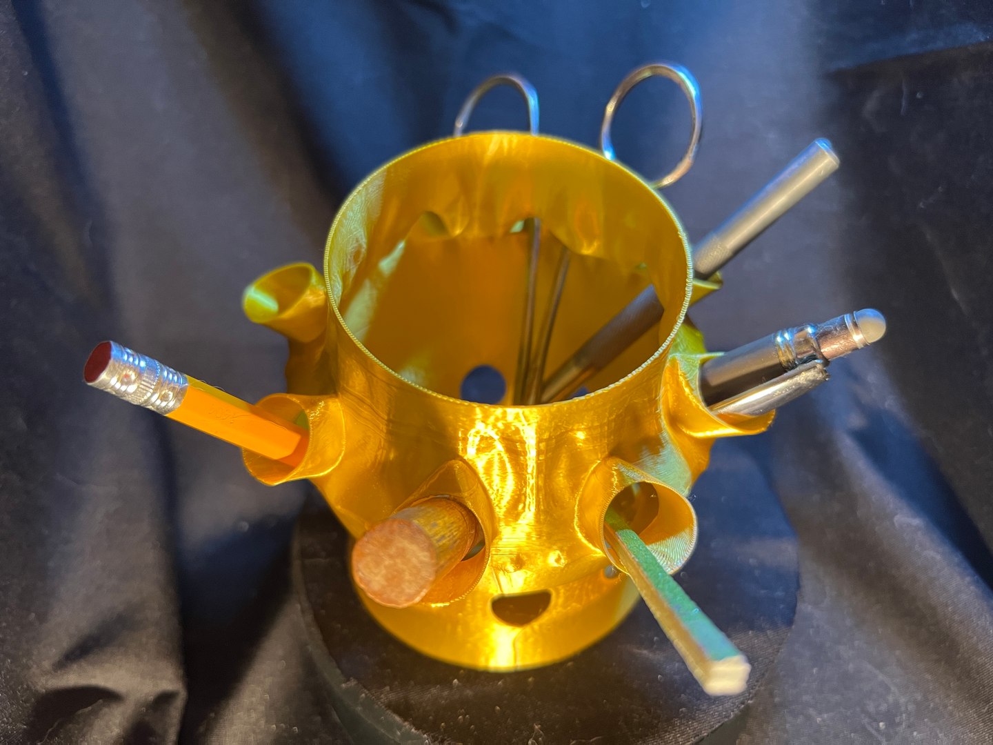 3D Abstract Squid-Shaped Brush Holder https://p.turbosquid.com/ts-thumb/Qr/9oFEk6/Cg/img_6359/jpg/1750189402/1920x1080/fit_q87/3443e7089092dce7b34e75e2c632b54ce4ab9b37/img_6359.jpg