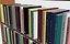 Bibliothèque avec des livres