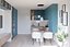 Mini cucina moderna a forma di U in blu e noce