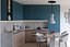 Mini cucina moderna a forma di U in blu e noce
