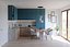 Mini cucina moderna a forma di U in blu e noce