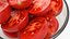 Moitiés de tomates cerises dans un bol en verre