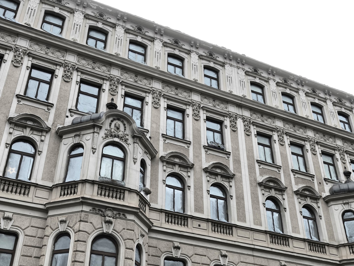 Vienna Facade 3D model https://p.turbosquid.com/ts-thumb/WE/TObfDZ/gu/8/jpg/1640804450/1920x1080/fit_q87/0d992d73b01605363958631b5e8e2a44d71284fa/8.jpg