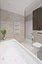 Hermoso baño con azulejos de mármol.