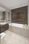 Hermoso baño con azulejos de mármol.