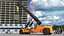 Le Reachstacker soulève des dalles de béton gréées