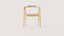 Sillón moderno de madera clara con asiento tejido y detalles de cuerda.