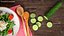 Medio Pepino Con Unas Rebanadas