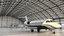 Business Jet Bombardier Challenger 604 in un hangar per aerei attrezzato