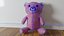 UN OSO DE PELUCHE DE COLOR ROSA BONITO