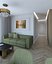 Luxuriöses Wohnzimmer mit dekorativer Wand
