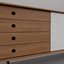 Móvel para TV estilo moderno de meados do século XX, aparador longo com gavetas, portas de correr e espaço para armazenamento.