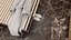 Un homme s'habille dans les vestiaires
