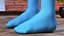 Lange Socken blau auf dem Fuß stehend