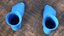 Lange Socken blau auf dem Fuß stehend