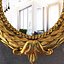 Lustro z klasycznymi złotymi ornamentami