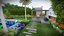 Paesaggio con piscina nel cortile con gazebo e area barbecue