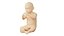 O bebê segura a mamadeira, inclina a cabeça para trás e bebe leite (com animação).