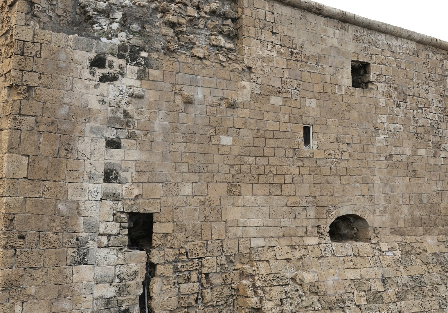 Walls of the old fortress 3D https://p.turbosquid.com/ts-thumb/k7/1e6FLS/9J/98908900/jpg/1640803089/1920x1080/fit_q87/4eea363a3824faba901db6476044d62851c93046/98908900.jpg
