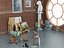 Escena interior de un estudio de arte con accesorios de pintura