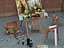 Escena interior de un estudio de arte con accesorios de pintura