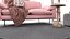 Interno del soggiorno rosa tenue con mensola decorativa