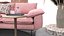 Interno del soggiorno rosa tenue con mensola decorativa