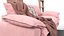 Interno del soggiorno rosa tenue con mensola decorativa