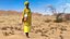 Afrikanische Frau, die traditionelle Kleidung manipuliert trägt