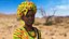 Afrikanische Frau, die traditionelle Kleidung manipuliert trägt