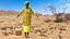 Afrikanische Frau, die traditionelle Kleidung manipuliert trägt
