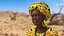 Afrikanische Frau, die traditionelle Kleidung manipuliert trägt
