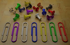 3d thumbtacks paper clips model