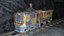 Старый шахтерский локомотив с тележкой и шахтером