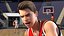 Adolescente jogando basquete