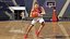 Adolescente jogando basquete