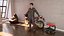 Personnage rocker en fourrure de costume en cuir noir