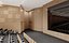 Elegante sala de conferências com painéis de madeira curvos e assentos em níveis.