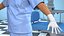 Asiatischer Arzt trägt Handschuhe und Maske