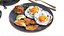 Petit-déjeuner avec œuf au plat, pommes de terre et café