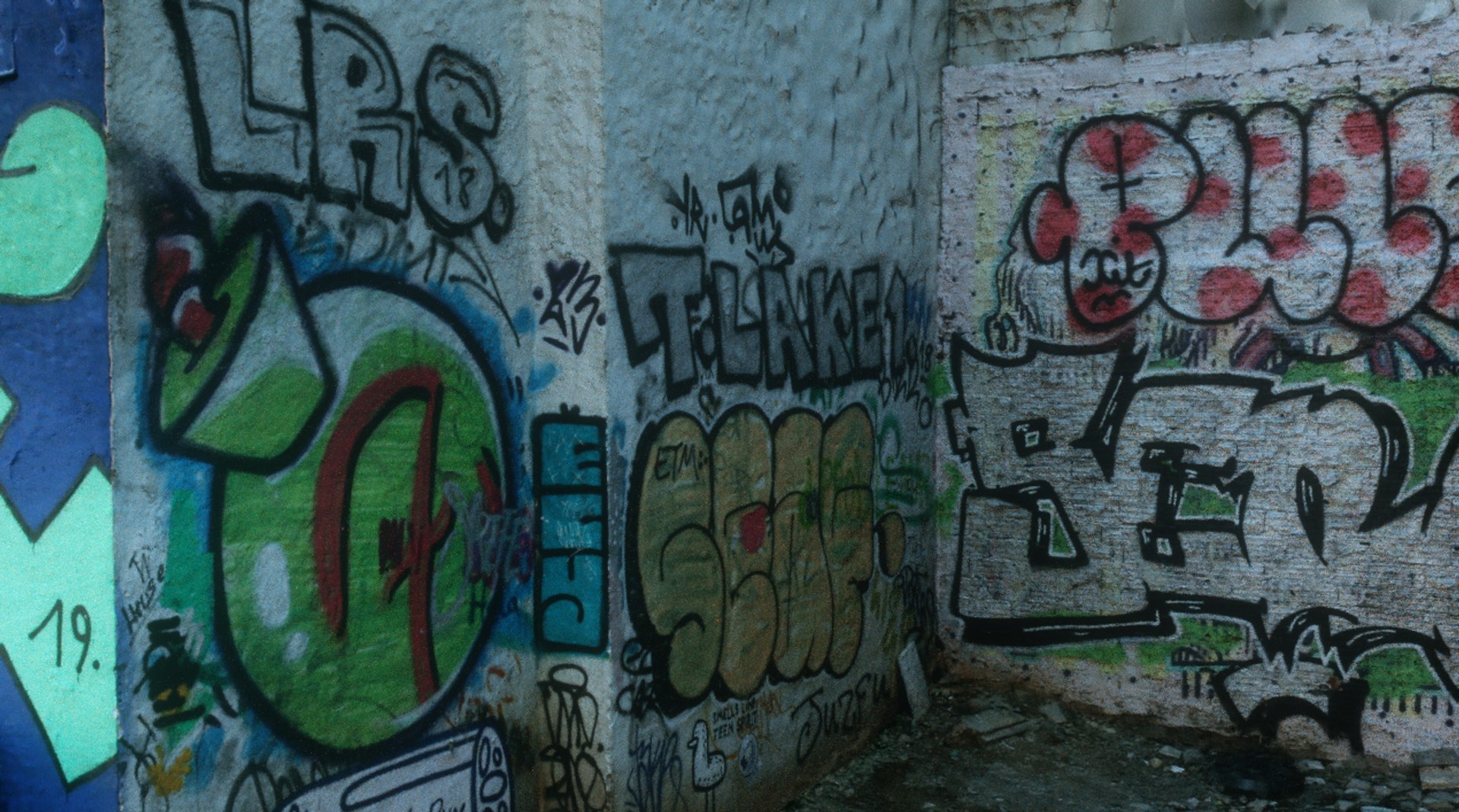 3D alley el carmen valencia model https://p.turbosquid.com/ts-thumb/vU/39eblR/JPzUOAw0/thumb3/png/1566751389/1920x1080/fit_q87/e5598a0c79dfd860c55fdff65db3cc289b4ea8b4/thumb3.jpg