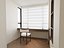 Dormitorio contemporáneo de lujo con luz natural suave