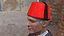 Cappello tradizionale arabo rosso di Fez con pelliccia di nappa nera