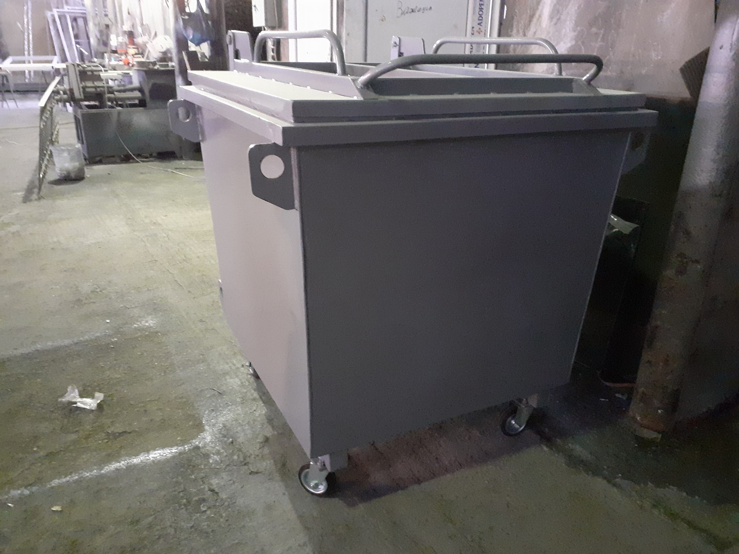 3D Large Wheeled Garbage Bin with Lid   Industrial Mobile Trash Container 1100L 3D Model https://p.turbosquid.com/ts-thumb/zW/HrOJ65/2x/20200423_171821/jpg/1771442546/1920x1080/fit_q87/c206a7548f75465297fcced39113de890ad8ff3a/20200423_171821.jpg