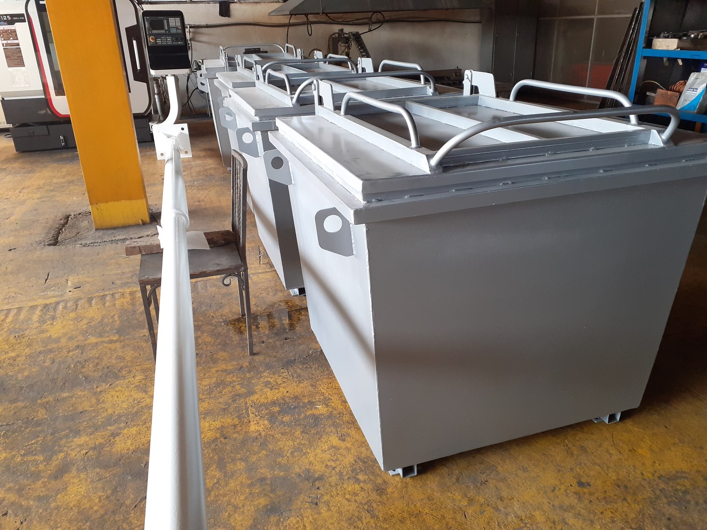 3D Large Wheeled Garbage Bin with Lid   Industrial Mobile Trash Container 1100L 3D Model https://p.turbosquid.com/ts-thumb/zW/HrOJ65/VS/20200814_161301/jpg/1771442549/1920x1080/fit_q87/a5aa379641b87cd5d77a977d8bb70ec00d61e601/20200814_161301.jpg