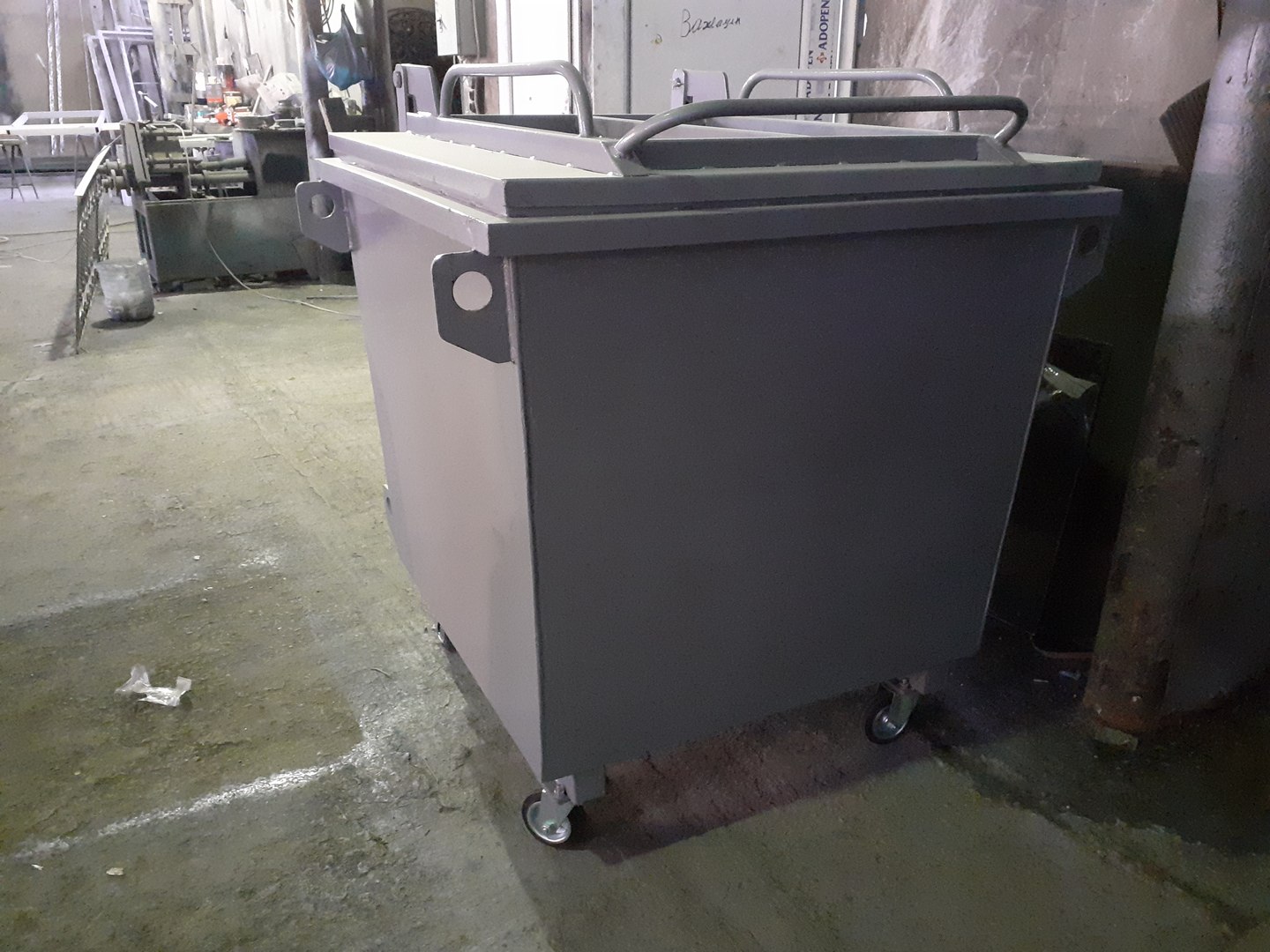 3D Large Wheeled Garbage Bin with Lid   Industrial Mobile Trash Container 1100L 3D Model https://p.turbosquid.com/ts-thumb/zW/HrOJ65/YH/20200423_171818/jpg/1771442541/1920x1080/fit_q87/c49b70a5fd2aa5f3aa94c550fff695d0c08db1b0/20200423_171818.jpg