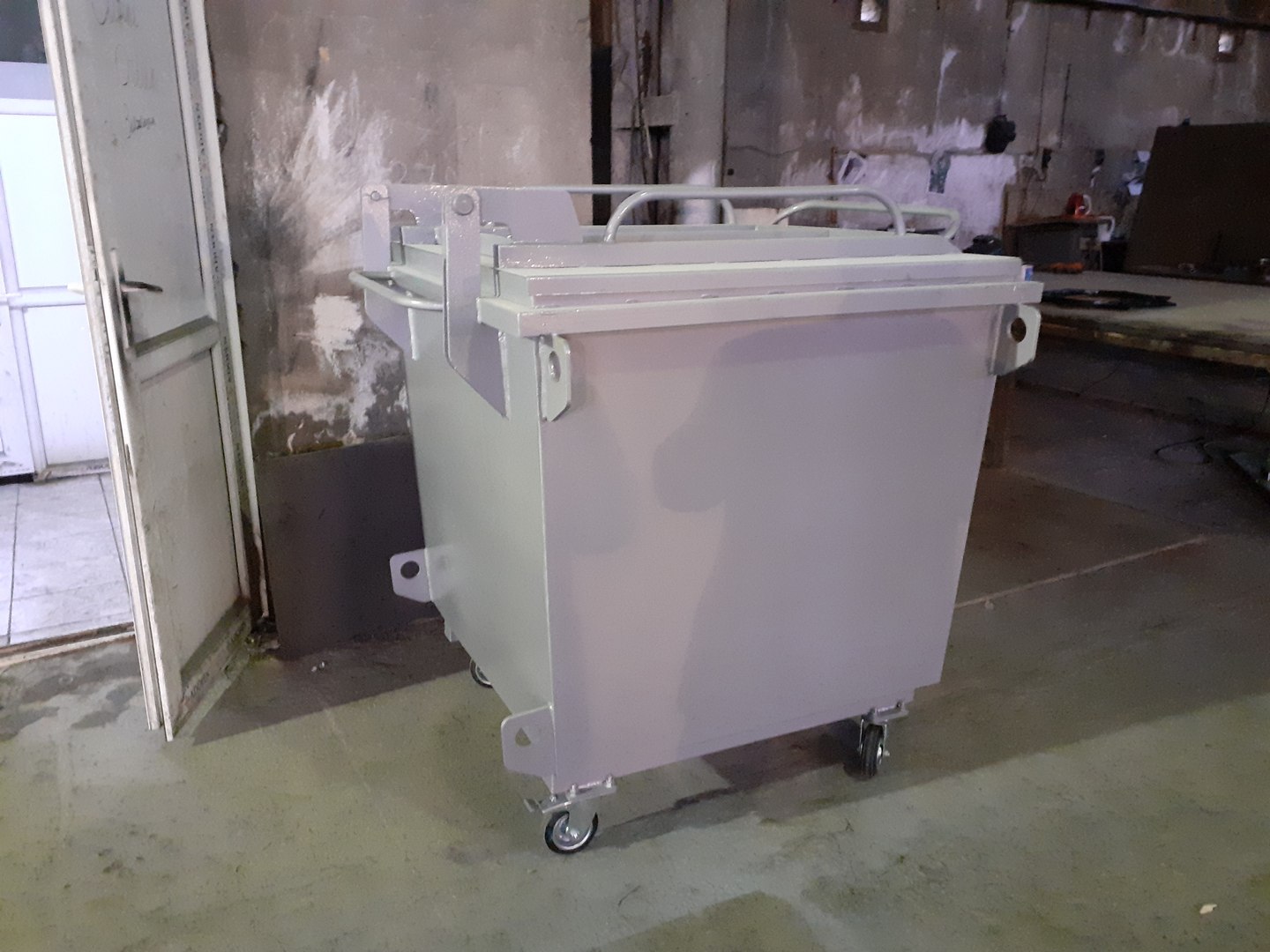 3D Large Wheeled Garbage Bin with Lid   Industrial Mobile Trash Container 1100L 3D Model https://p.turbosquid.com/ts-thumb/zW/HrOJ65/bE/20200423_171831/jpg/1771442543/1920x1080/fit_q87/6da7e07fbcb4398c98eead1a0c8212873cef94a9/20200423_171831.jpg