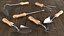 Dame et homme âgés truqués avec collection d'outils de jardinage